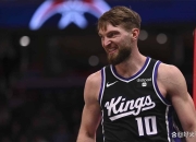 -关于凯尔特人横扫雄鹿，萨博尼斯完成帽子戏法的信息