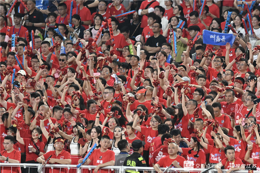 足球比赛开赛，球队备受瞩目，球员兢兢业业