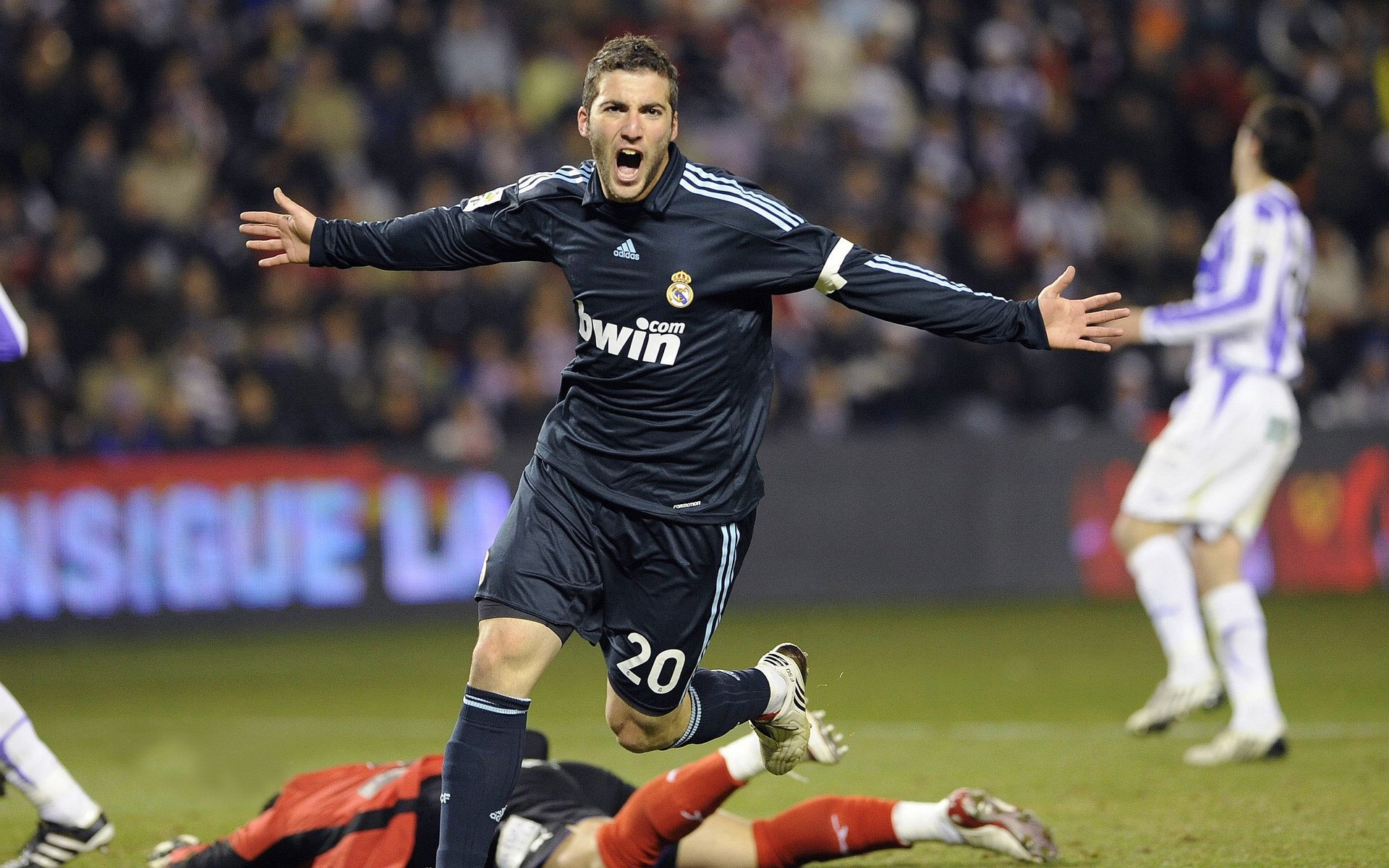 拉梅洛·鲍尔魔术师般主宰比赛走向，奇才团队爆发狂胜鹈鹕显统治力